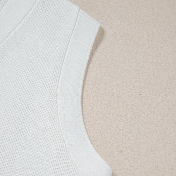 🤍 White V-Neck Buttoned Sweater Vest – Size M - Picture 9 of 11